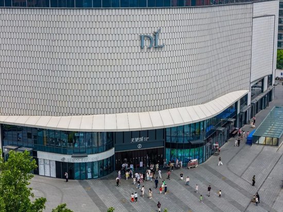 胖东来官网被挤爆!招聘900人,保安保洁要求“不超25岁+本科”,到手月薪近9000元,45分钟全部报满