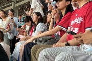 李想携妻子现身苏超，网友：想嫂生5娃气质不输女星