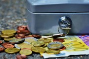 如何分析黄金市场的供需关系？这种供需关系如何影响价格？