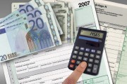 如何分析黄金价格在的表现？这一时期的价格波动有何特点？