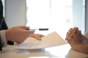 如何分析不同保险公司的理赔记录？