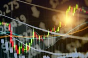 期货上涨但期权未涨的原因是什么？这种情况对投资策略有何启示？