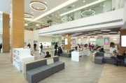 银行的信用卡年费收取方式的比较分析？