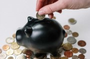如何理解实物黄金与汇率的关系？这种关系如何影响投资决策？